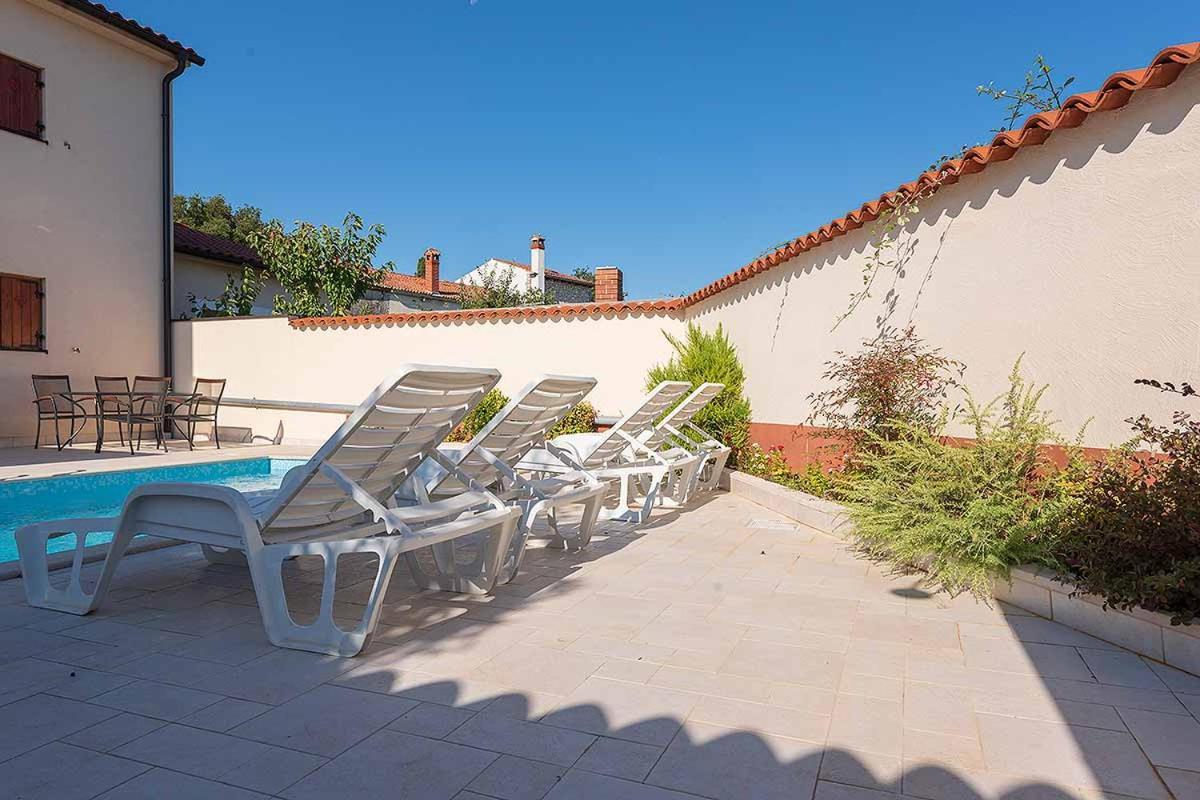 Вилла House Melly With Swimming Pool Ровиньско село Экстерьер фото