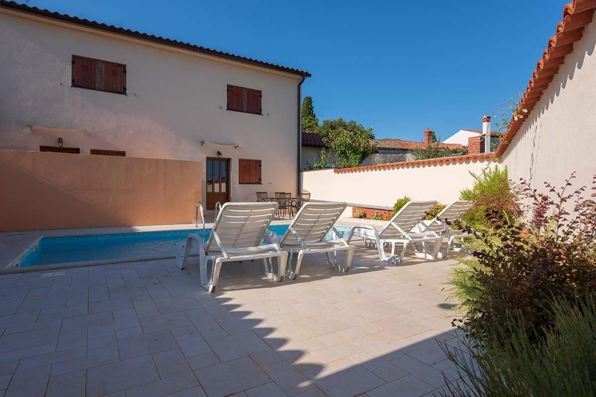 Вилла House Melly With Swimming Pool Ровиньско село Экстерьер фото