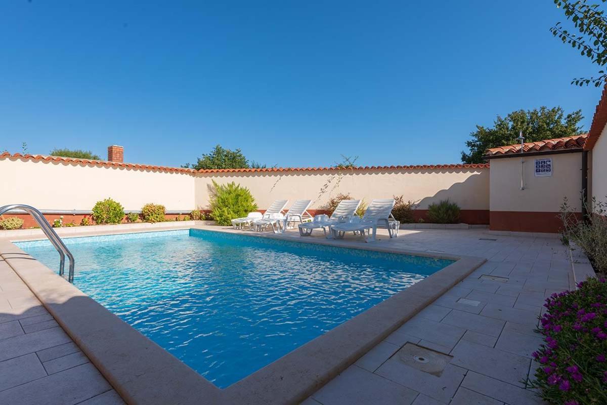 Вилла House Melly With Swimming Pool Ровиньско село Экстерьер фото